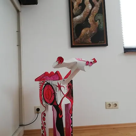 Grosszuegige Und Kunstvolle Dachgeschosswohnung Apartmán *