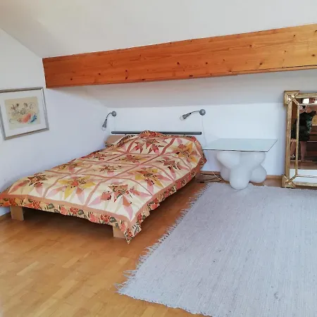 Grosszuegige Und Kunstvolle Dachgeschosswohnung Apartment